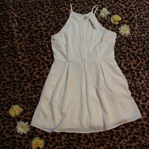 CLOSET CLEANOUT White dress with pockets 🌷🌷